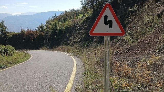 Düzce'de köy yolunda trafik güvenliği için levha çalışması