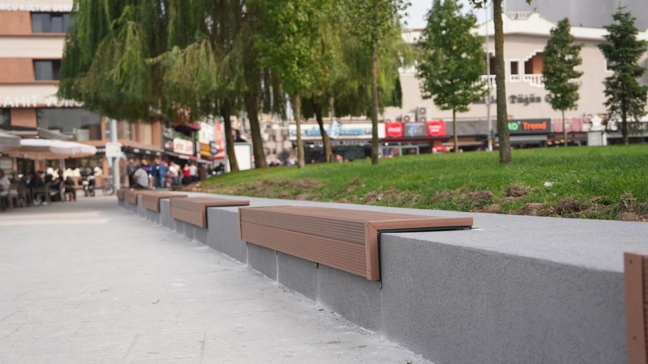 Düzce Millet Bahçesi'ndeki yıpranan ahşap alanlar değiştirildi