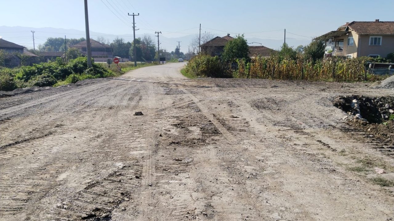 Düzce'de köy yoluna 14 metrelik menfez çalışması tamamlandı