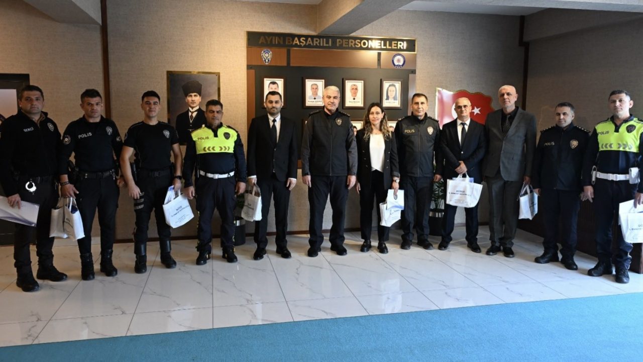 Düzce İl Emniyet Müdürlüğünde başarılı personele teşekkür belgesi