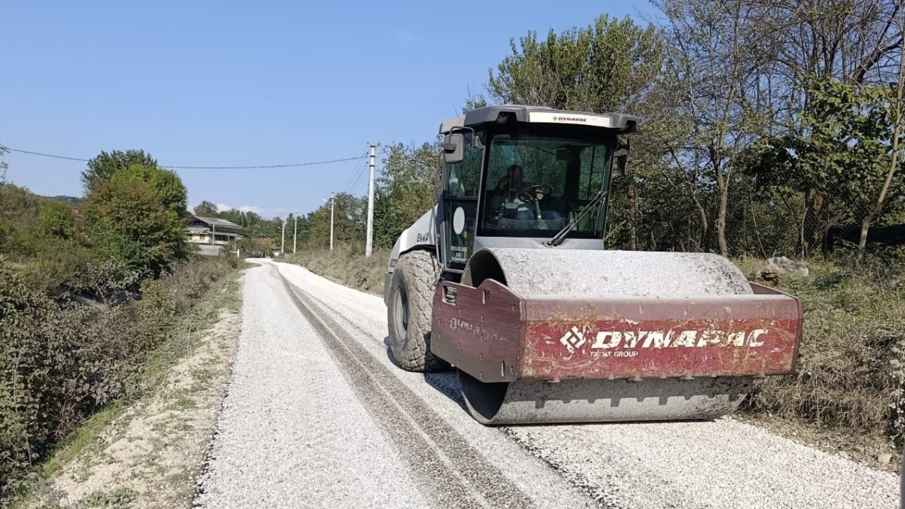 Düzce'de iki köyü birbirine bağlayan yol yenileniyor