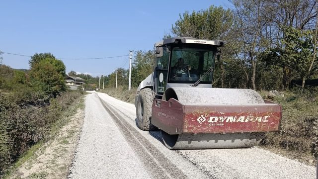 Düzce'de iki köyü birbirine bağlayan yol yenileniyor