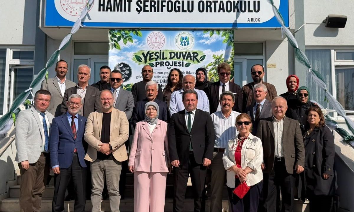 Hamit Şerifoğlu Ortaokulu'nda Yeşil Duvar Projesi hayata geçirildi