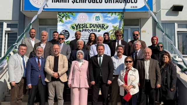 Hamit Şerifoğlu Ortaokulu'nda Yeşil Duvar Projesi hayata geçirildi