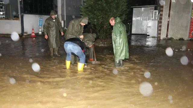 Ferizli'de gece boyu yağış mesaisi