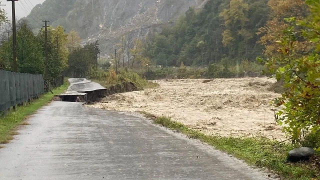 Karapürçek’te sağanak yağış sonrası yol çöktü