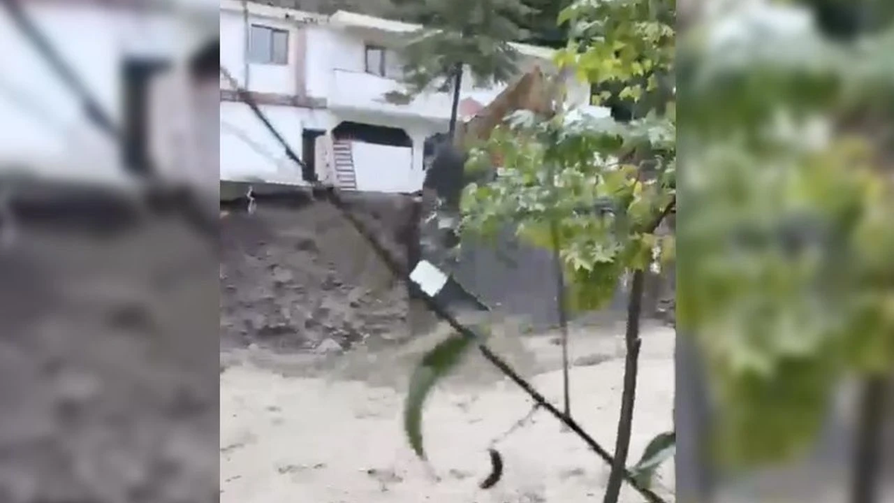 Sel suları kamelyayı yuttu