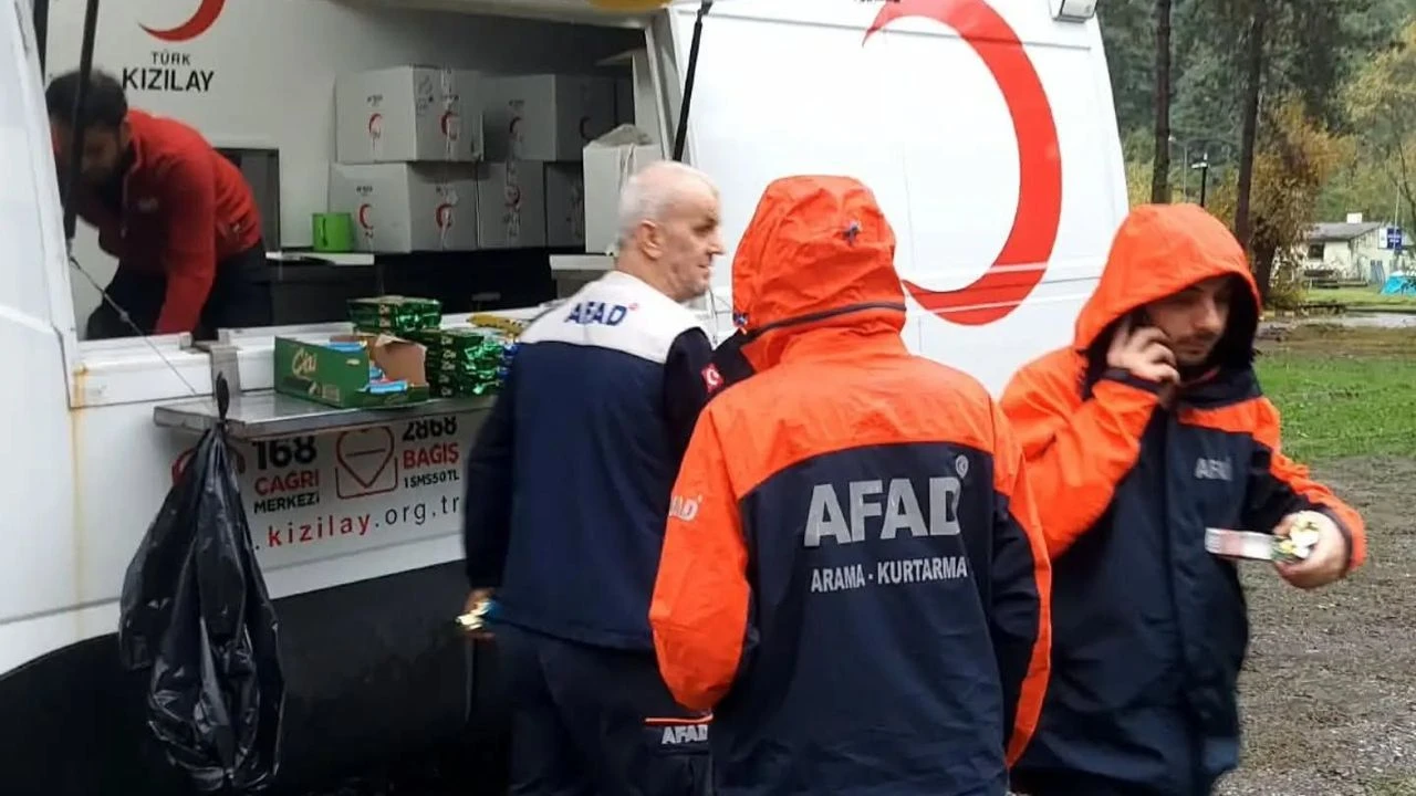 Kızılay'dan Sakarya'daki sel bölgelerine destek: Sıcak çorba ve kumanya dağıtılıyor