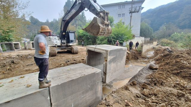 Düzce'de Dokuzdeğirmen grup yoluna 7 yeni menfez