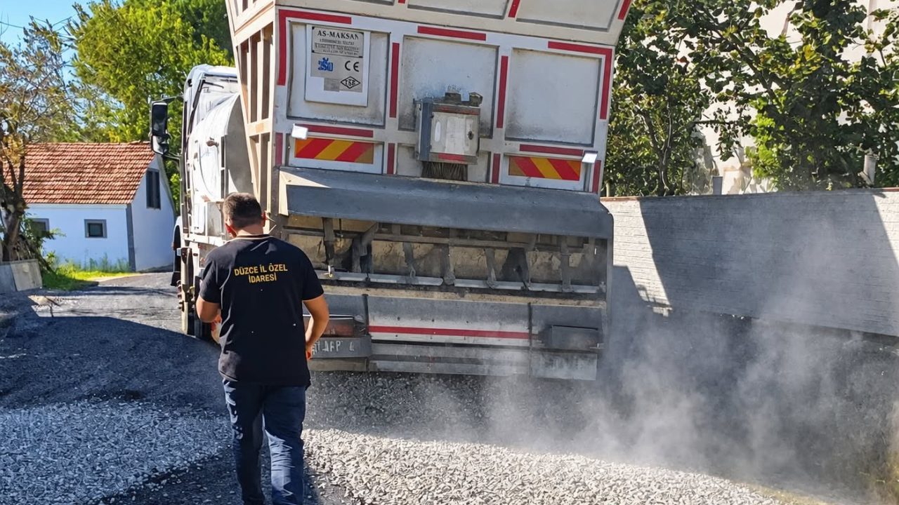 Düzce'de bir köy yolu daha asfaltla yenilendi