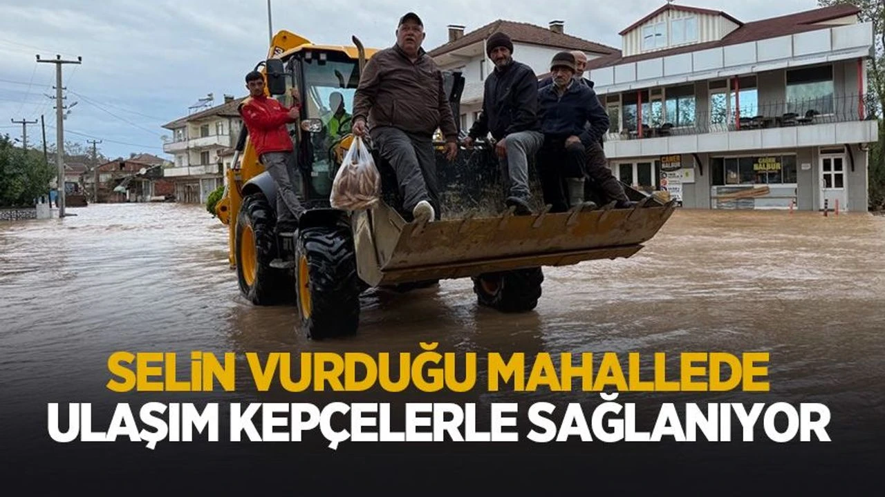 Sular altında kalan mahallede ekmekleri kepçeyle dağıtıyorlar
