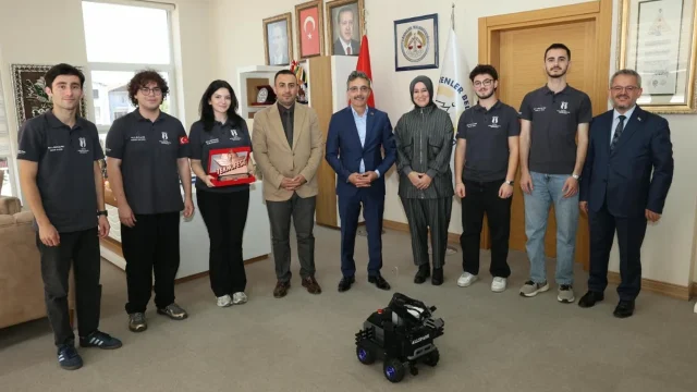 Teknofest'te üçüncü olan öğrencilerden Başkan Dinç'e ziyaret