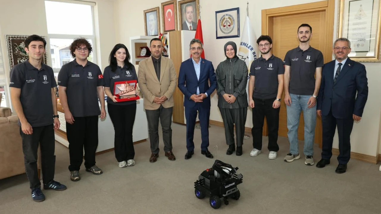 Teknofest'te üçüncü olan öğrencilerden Başkan Dinç'e ziyaret