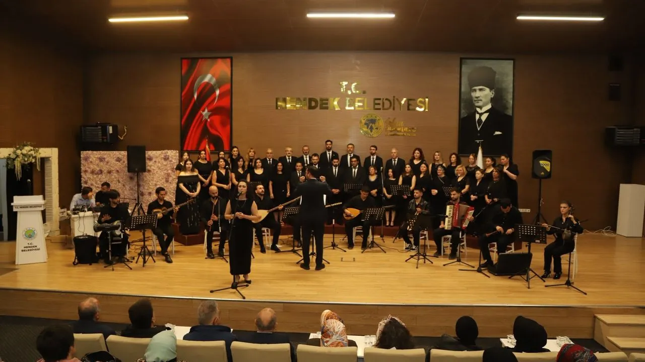 Hendek'te Cumhuriyet coşkusu türkülerle taçlandı