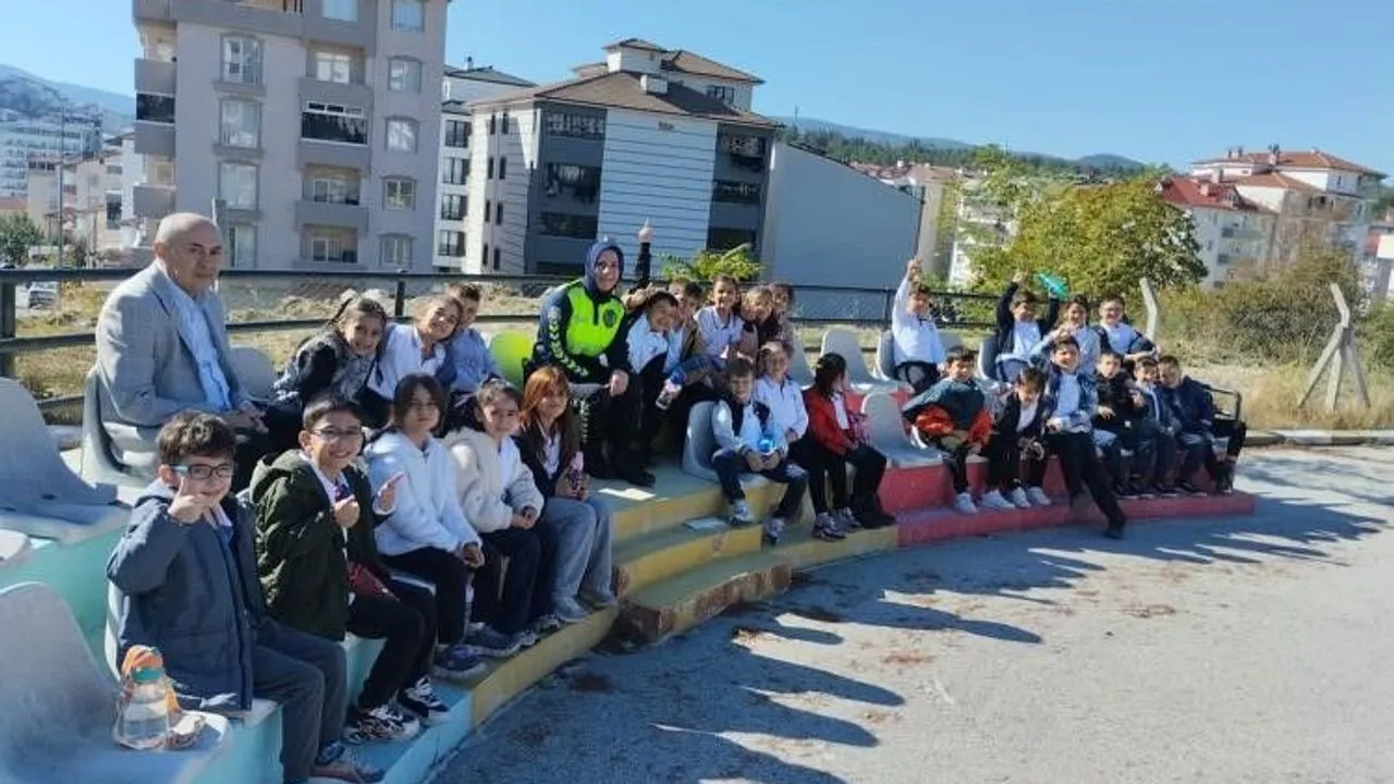 İlkokul öğrencilerine uygulamalı trafik eğitimi
