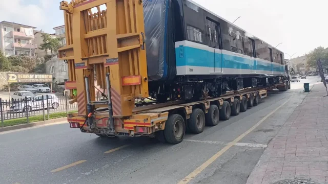 Sakarya'da üretilen tren setleri İstanbul'a nakledilirken böyle görüntülendi