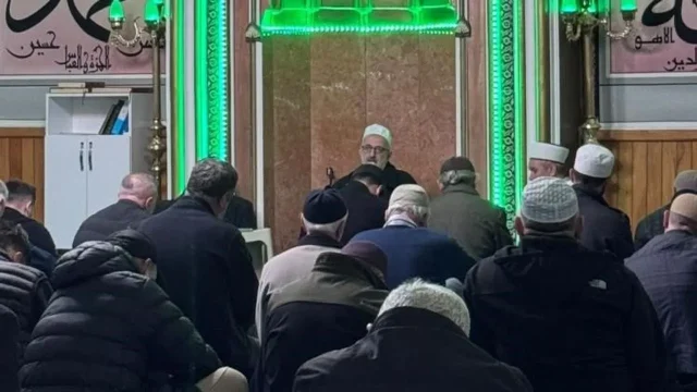 Gençlerle sabah namazında buluştu