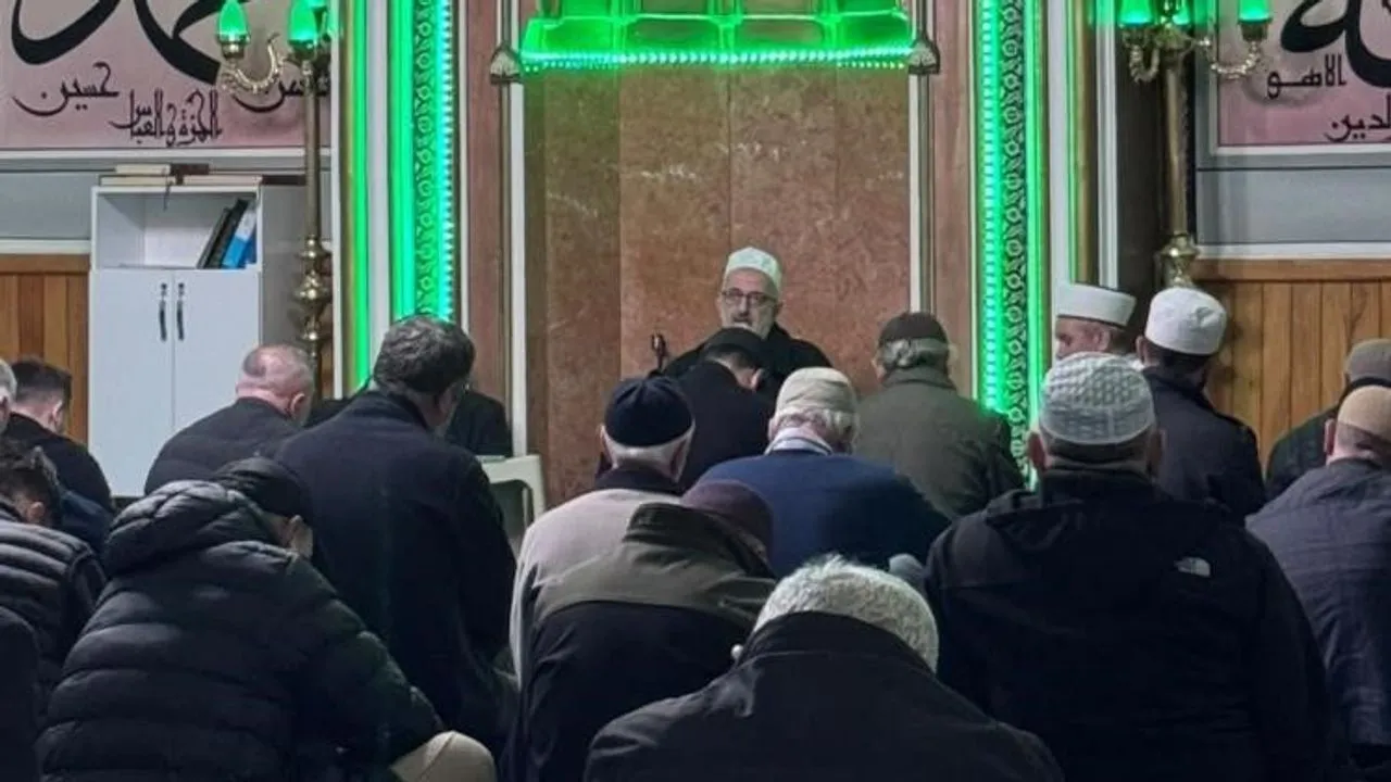 Gençlerle sabah namazında buluştu