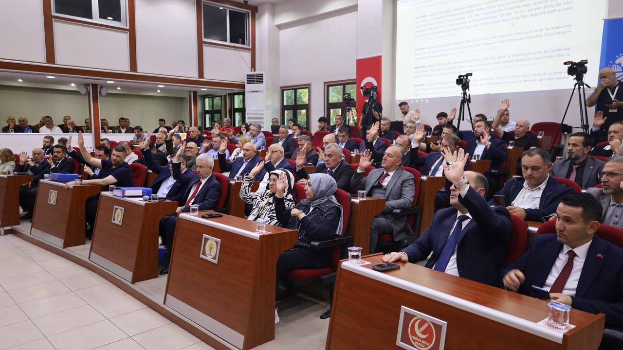 Büyükşehir Meclisi’nde tarihi karar: 153 kırmızı dolmuş taksiye dönüşüyor