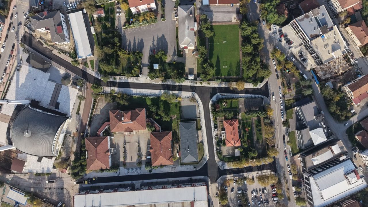 Hendek’in tam kalbindeki en önemli güzergahlar tablo gibi işleniyor