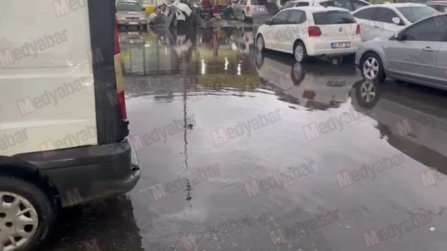 Yağış ilk oraya etki etti! O sanayi’de yan dükkana gitmek eziyet…
