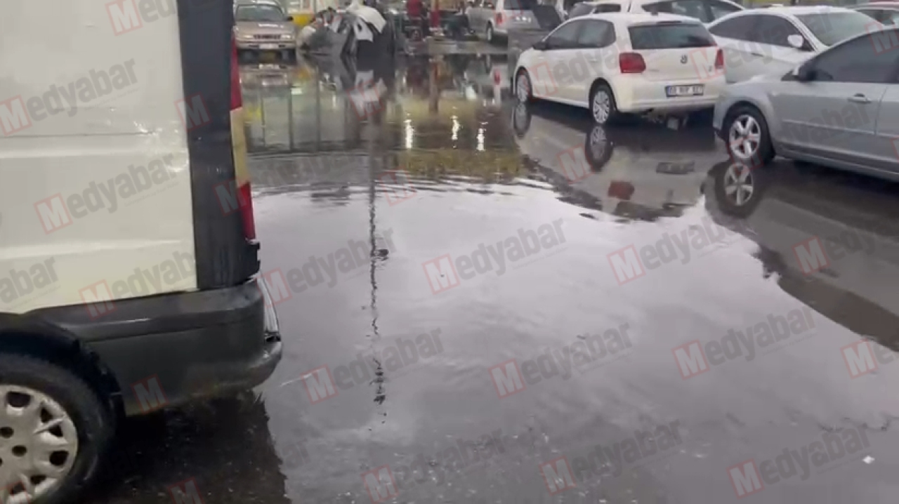 Yağış ilk oraya etki etti! O sanayi’de yan dükkana gitmek eziyet…