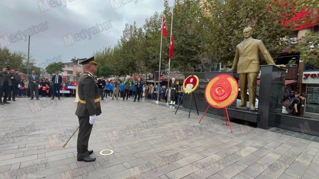 Sakarya’da Cumhuriyetin 103. yılı çelenk sunma ile başladı