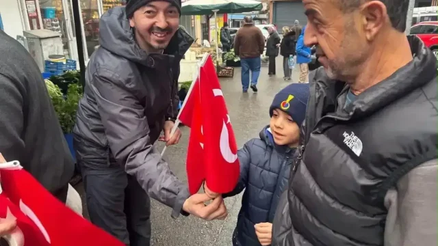 MHP Kocaeli Cumhuriyet’in 103. yılında bayrak dağıttı